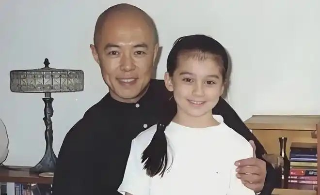 张铁林的混血女儿太美了，这才是真正的格格吧！ ​​​