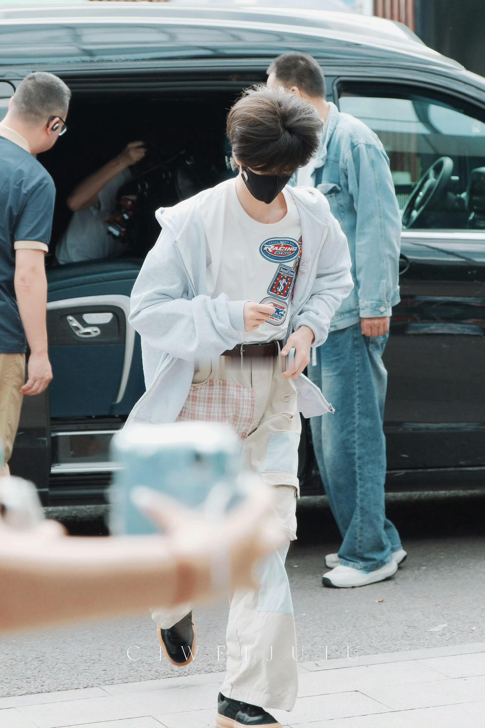 🎀0409张奕然李煜东上班了 