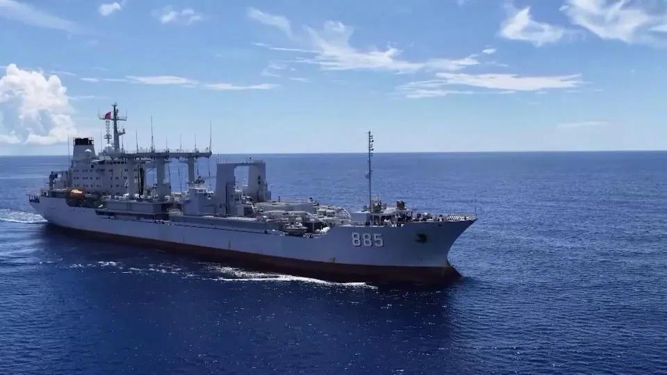 南海管控升级，历史性一幕出现：我军舰直接驻守菲律宾玄关，马尼拉门户被堵死。菲律宾