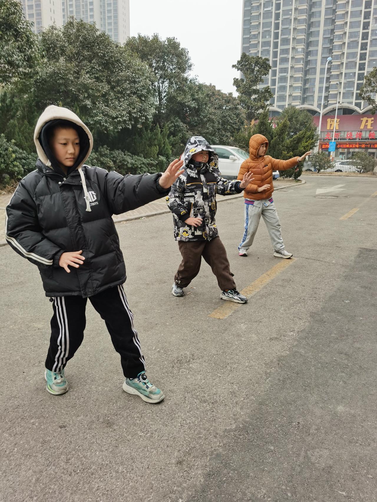 四九气候的清晨十分寒冷，孩子们还是坚持来一起集体练功，暑来寒往坚持不断，定能有所