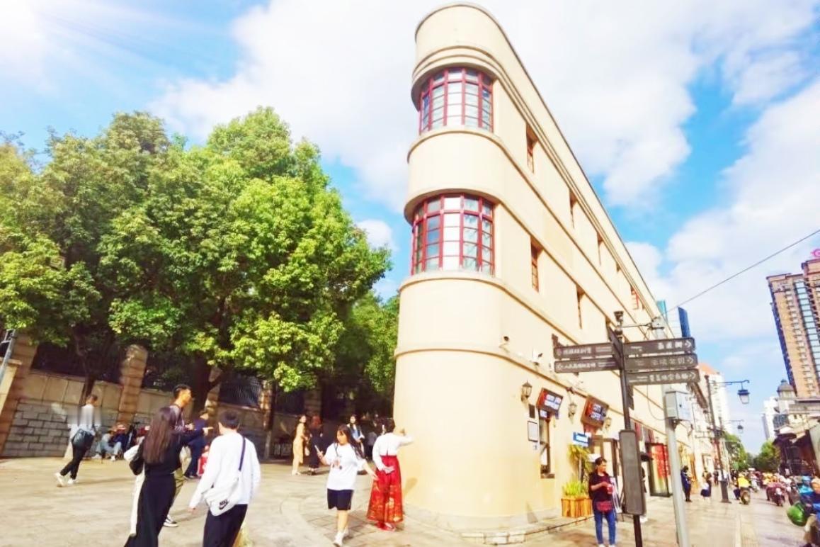 🔥昆明老街新生记：百年烟火，潮玩归来。修旧如旧，不改青砖黛瓦；业态焕新，潮玩与