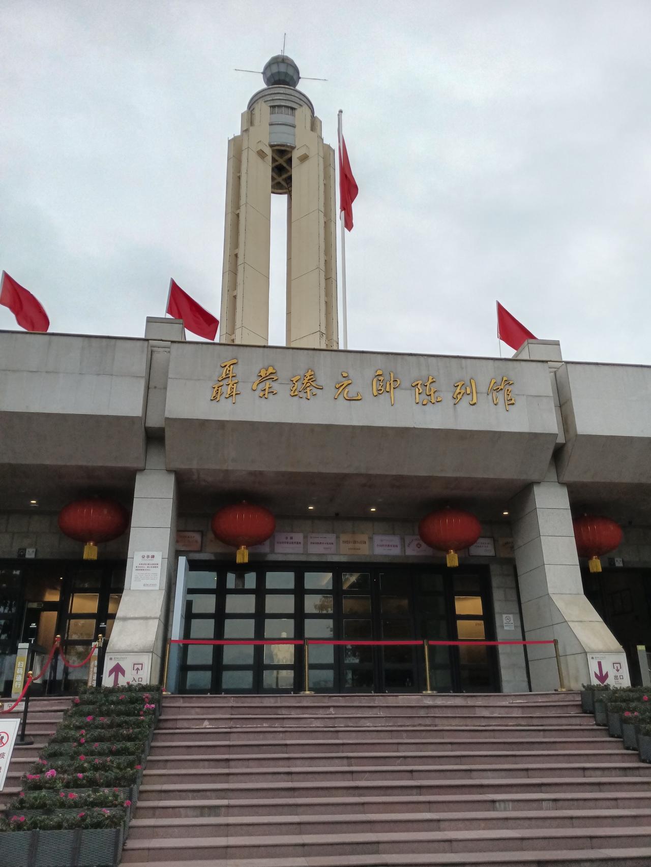 我认为不值热门景区开发的时同很多，五一假期更是人山人海。没必要去打那个热闹。错开