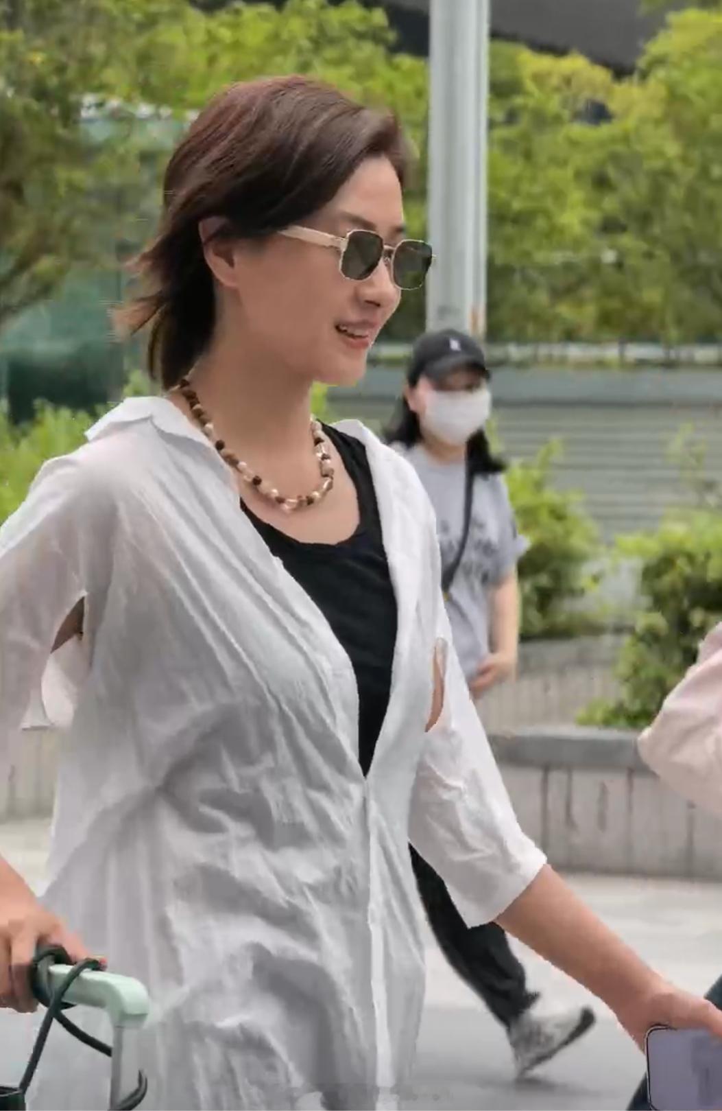 尊界V800云水天青去接万茜来发布会了。非常实力派的女演员，会选尊界MPV发布华