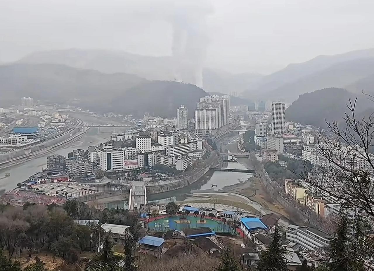 这是我曾经生活过的地方，在陕西南部秦岭山中的一个小县城。
我难忘的故乡——略阳。