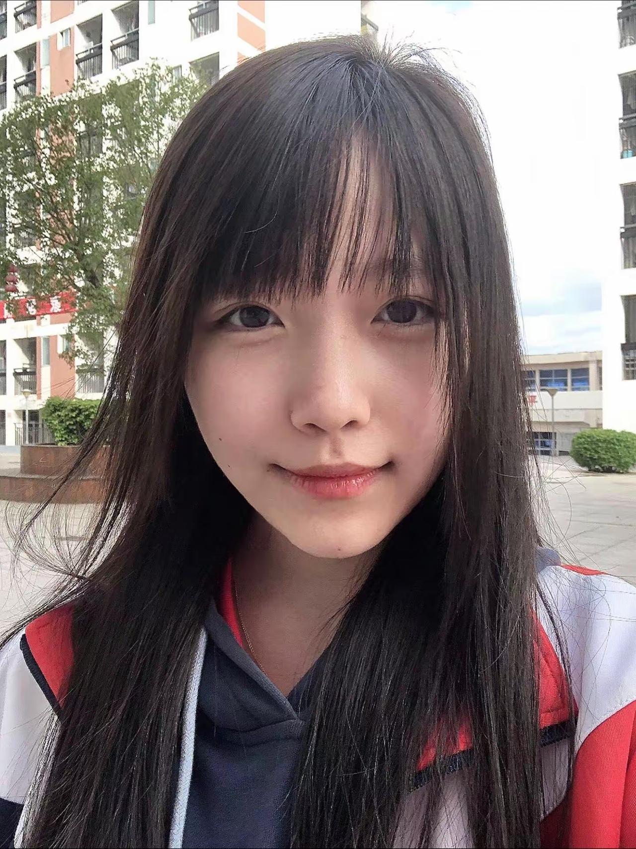 这个女生在微笑，背景是学校。 清透微笑图 女生笑容 海边微笑少女 甜笑萌女孩 街