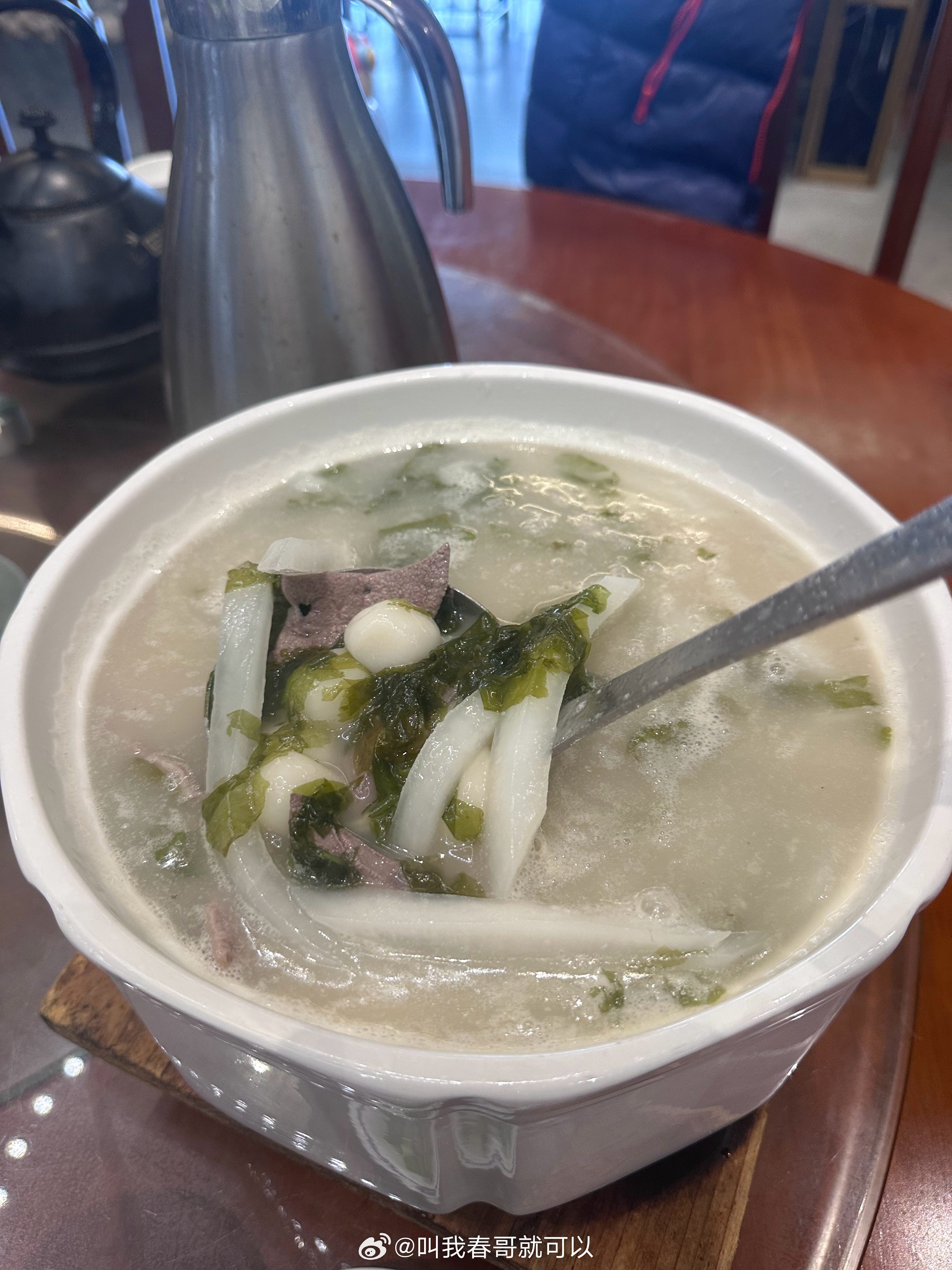 周末到距离广州一个小时车程的台山吃饭，来个当地特色咸汤圆，实心的糯米丸子，没有馅