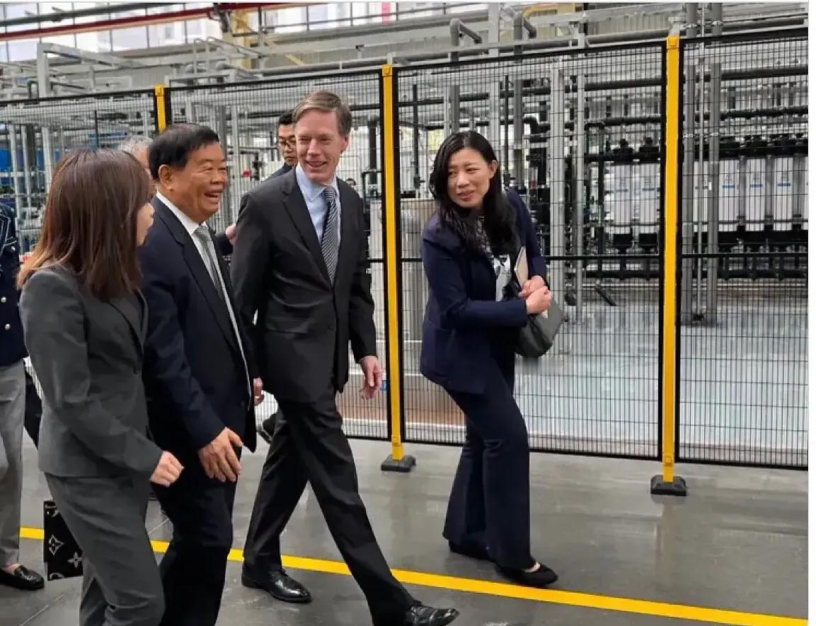 曹德旺在福州接见美国驻华大使伯恩斯！伯恩斯参观完曹德旺的福耀玻璃公司，曹德旺在美