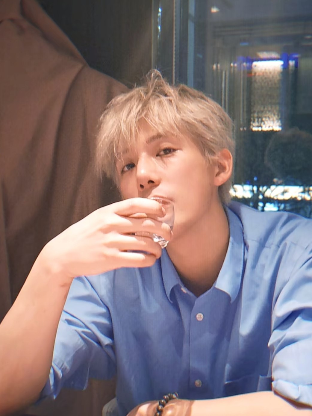 王安宇  王安宇季清和 钟表随着时间流逝而转动，我追逐着流光争分夺秒的去爱你