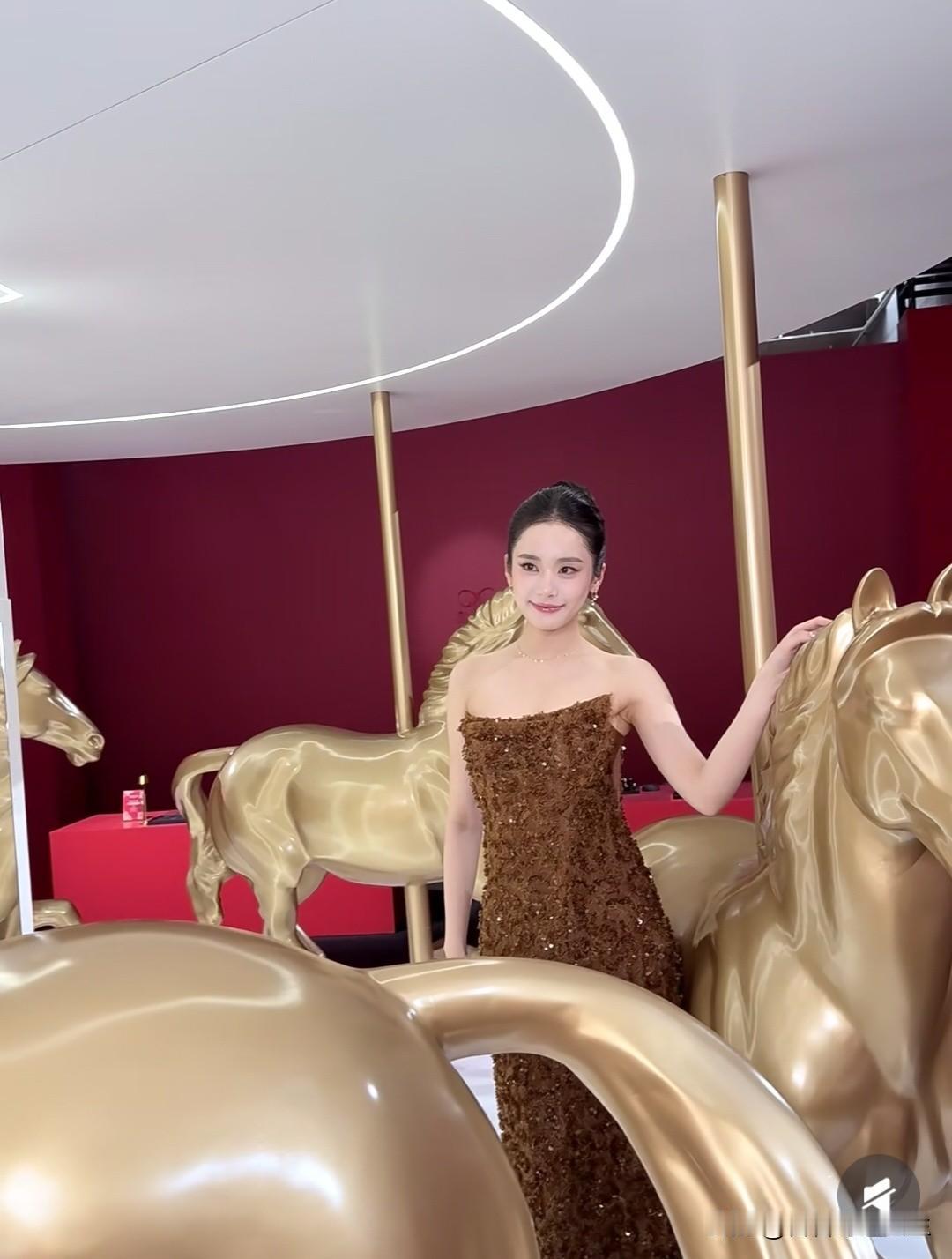 我的妈呀！这居然是方师兄？！和剧里形象差太多了[石化R]剧里帅得很有特点，现在感