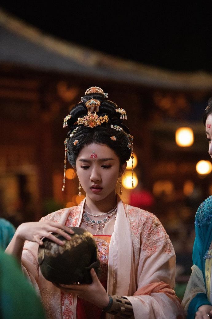 苏晓彤能不能也哄哄我被苏晓彤的哄人技能拿捏死了！怼脸软声细语，把吃醋王爷哄得眉开