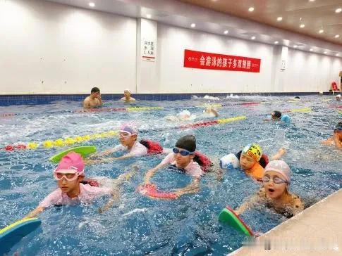 万柏林区南寒街道: 泳趣课堂学技能 缤纷夏日护成长

为丰富辖区青少年暑期精