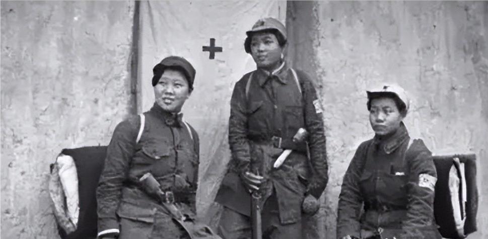 1942年，八路军女侦查员身负重伤，绝望之下冒险进入莱芜看病，坐诊的老中医原以为