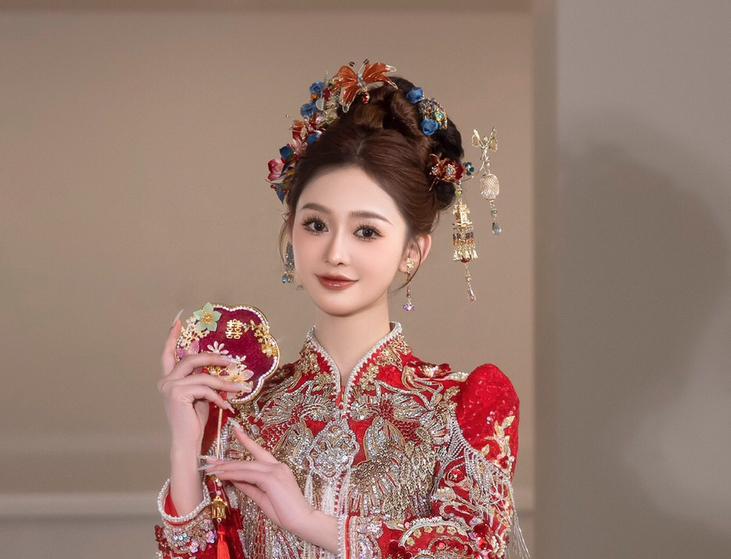 周末参加外甥婚宴，推门便觉新鲜。没有红毯司仪，四桌亲友围坐，新人穿着衬衫牛仔裤，