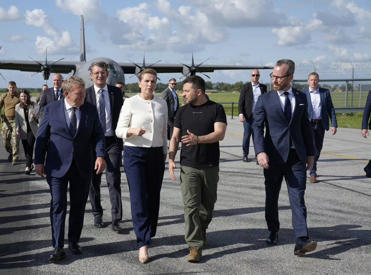 泽连斯基，飘了[允悲]最近，很多西方国家都在劝乌克兰用土地换和平，用土地换乌克兰