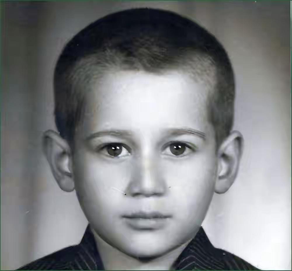 拉里贾尼从小就很帅，他就是典型的高富帅。当年他笑得真幸福，那时他一定想不到他会以