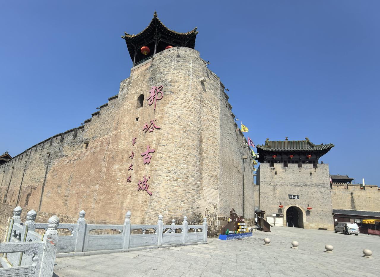 山西晋城有个颇为憋屈的景点——郭峪古城。为何这么说呢？只因它旁边便是大名鼎鼎的皇