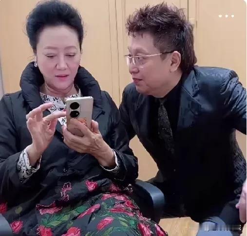 左边的是王丽云，右边的是王为念
一个是知名演员，一个是知名导演
二王两人都是单身