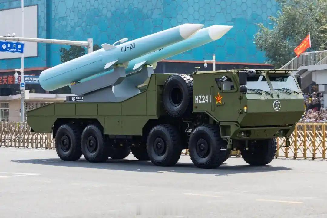 据亚洲防务安全网4月25日报道：中国055型驱逐舰在菲律宾附近海域与辽宁号航母同