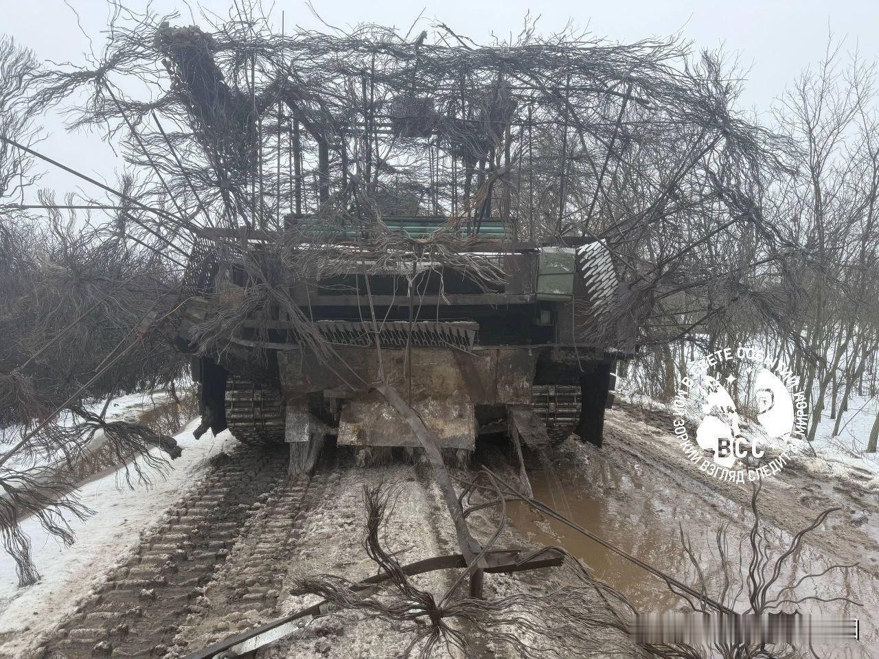 俄军展示了最新防护版本的坦克！

这是俄罗斯T72B3M改装的步兵输送新方案，装