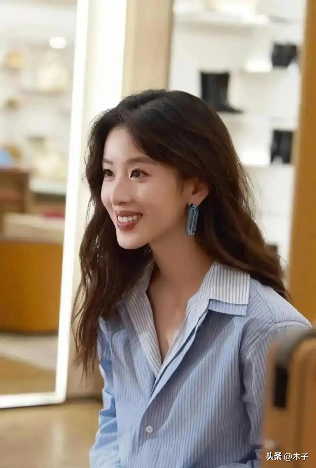 章泽天的播客被骂上热搜，一点都不冤。她这场翻车，根本不是主持能力不行，是从头到尾