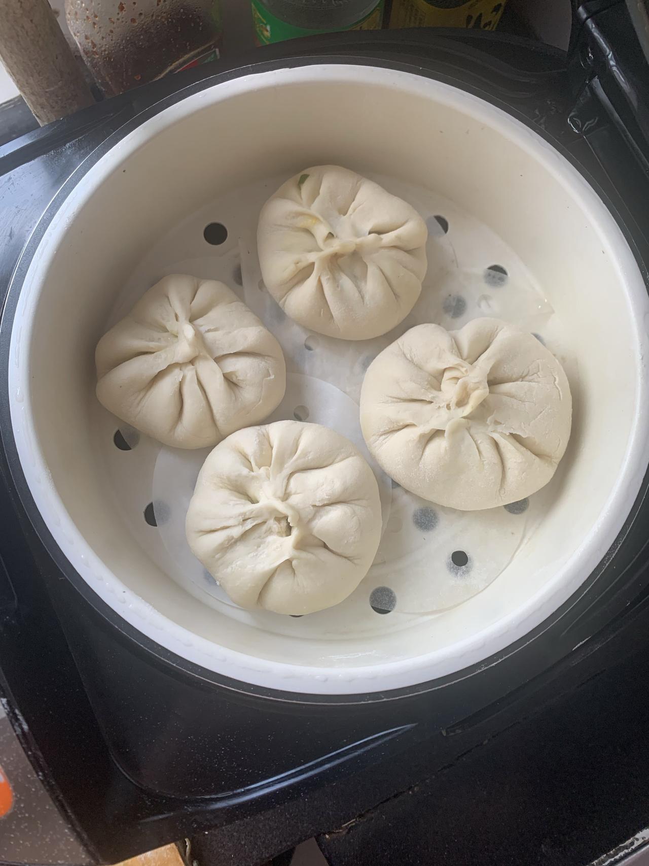 今年五十五岁了，第一次学着包包子。调馅觉得还可以，就是包，不会打折。[捂脸]
蒸