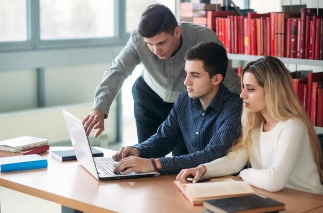 #秋日生活打卡季#清华大学计算机科学与技术专业毕业生的平均薪资是多少？

清华大