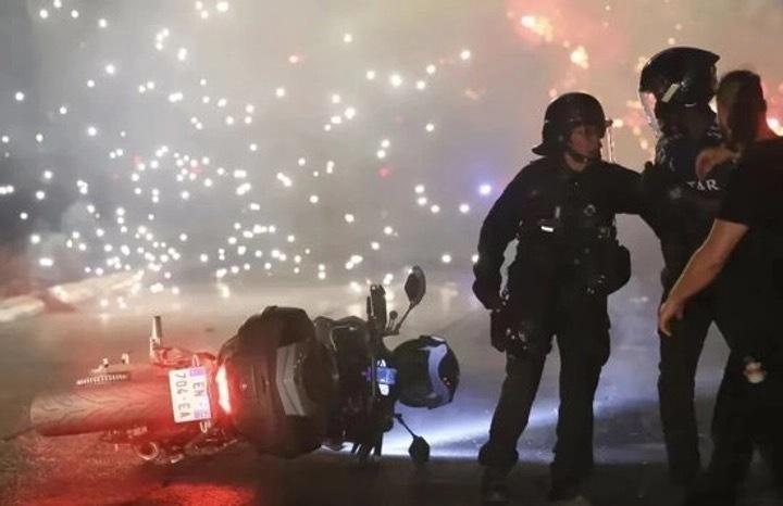 巴黎再燃骚乱·默斋主人原创时事评论巴黎街头，再度陷入混乱。连日以来，这座城市多条