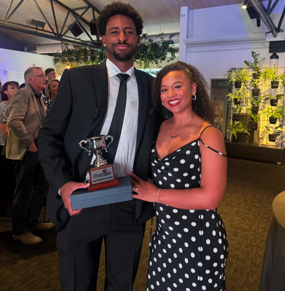 布罗金顿获得新西兰破坏者队队内颁发的赛季最佳防守球员的奖项。图二是布罗金顿夫妇布