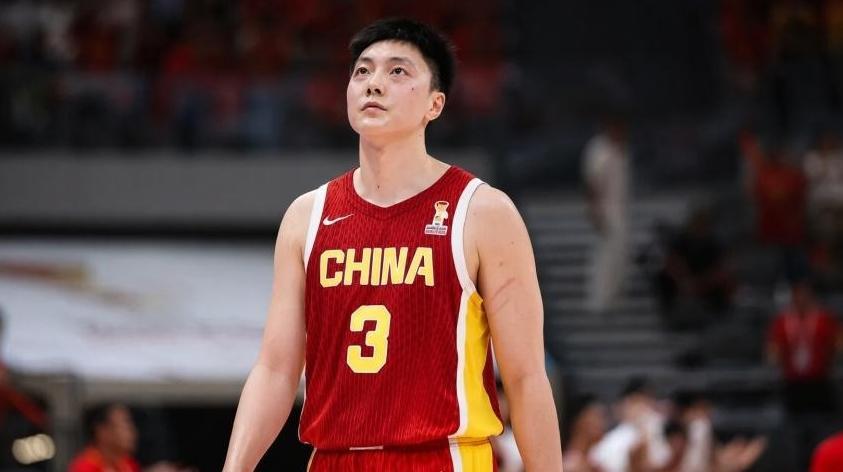 赛前举着五星红旗信誓旦旦说要回报全国人民，半场落后 19 分回更衣室，连灯都懒得