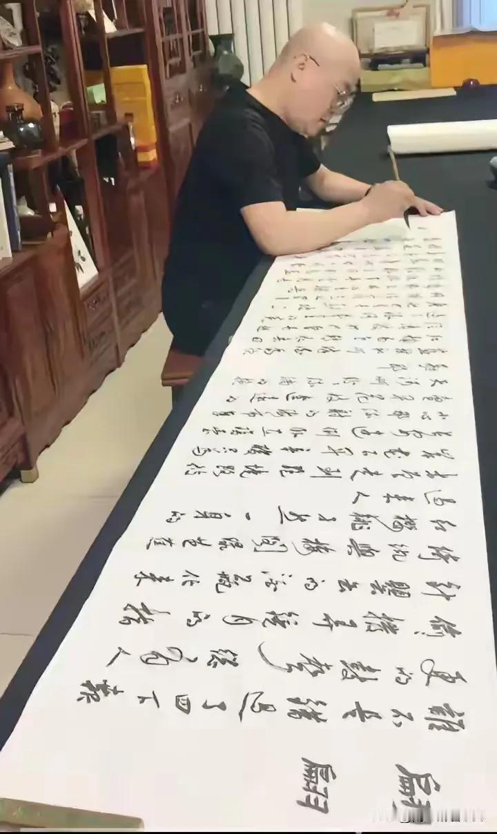 四川内江的刀郎，不只是音乐家，他的毛笔字也是真的写得好，这是他在自己的书斋里创作