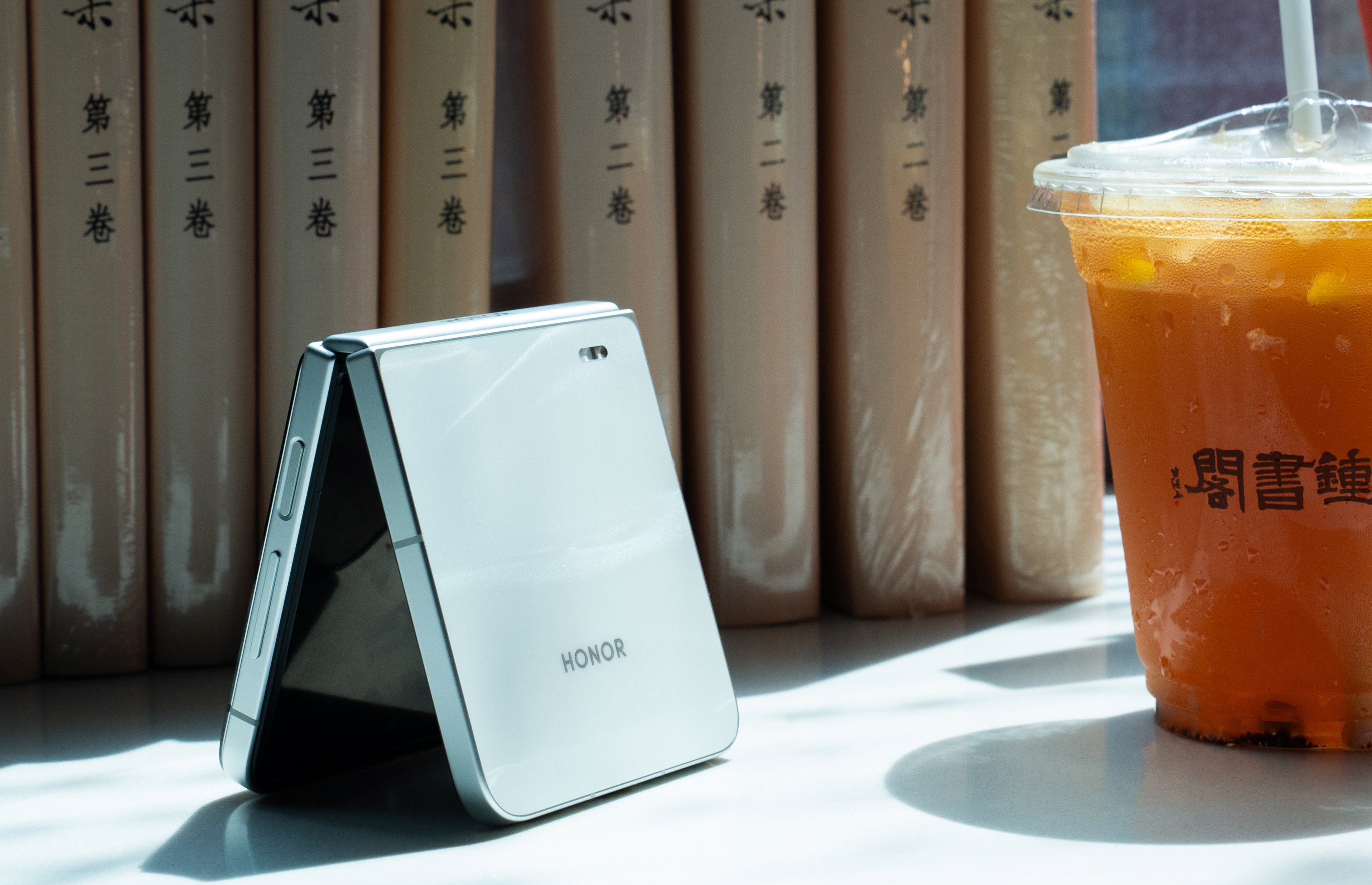 带着我的荣耀Magic V Flip2出门拍了组图~荣耀Magic V Flip