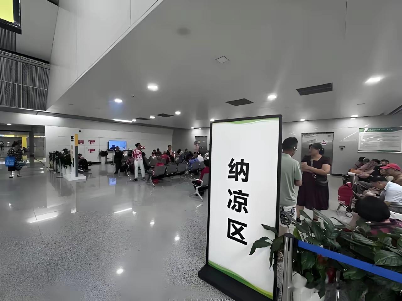 重庆做了一件反常规的小事。
 
全国多地连续高温飙升，户外体感温度直逼四十度。