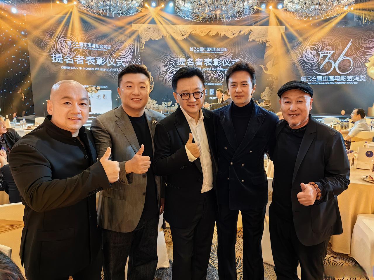 哇，这张照片的阵容真够豪华哈：
居然云集了中国电影美术学会会长、张艺谋导演的御用