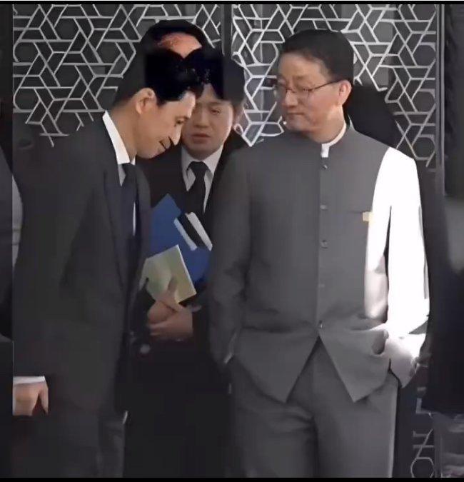 日本的媒体挺搞笑的！他们把穿中式服饰，双手插在口袋里的刘劲松司长解读为：我们害怕