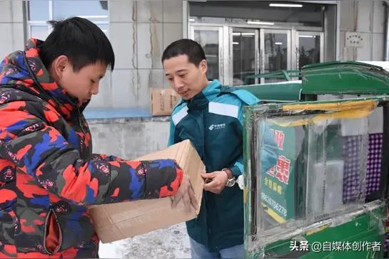 单日往来穿梭的快件汇聚成年度千亿体量，国内快递行业再度刷新发展进度。

国家邮政