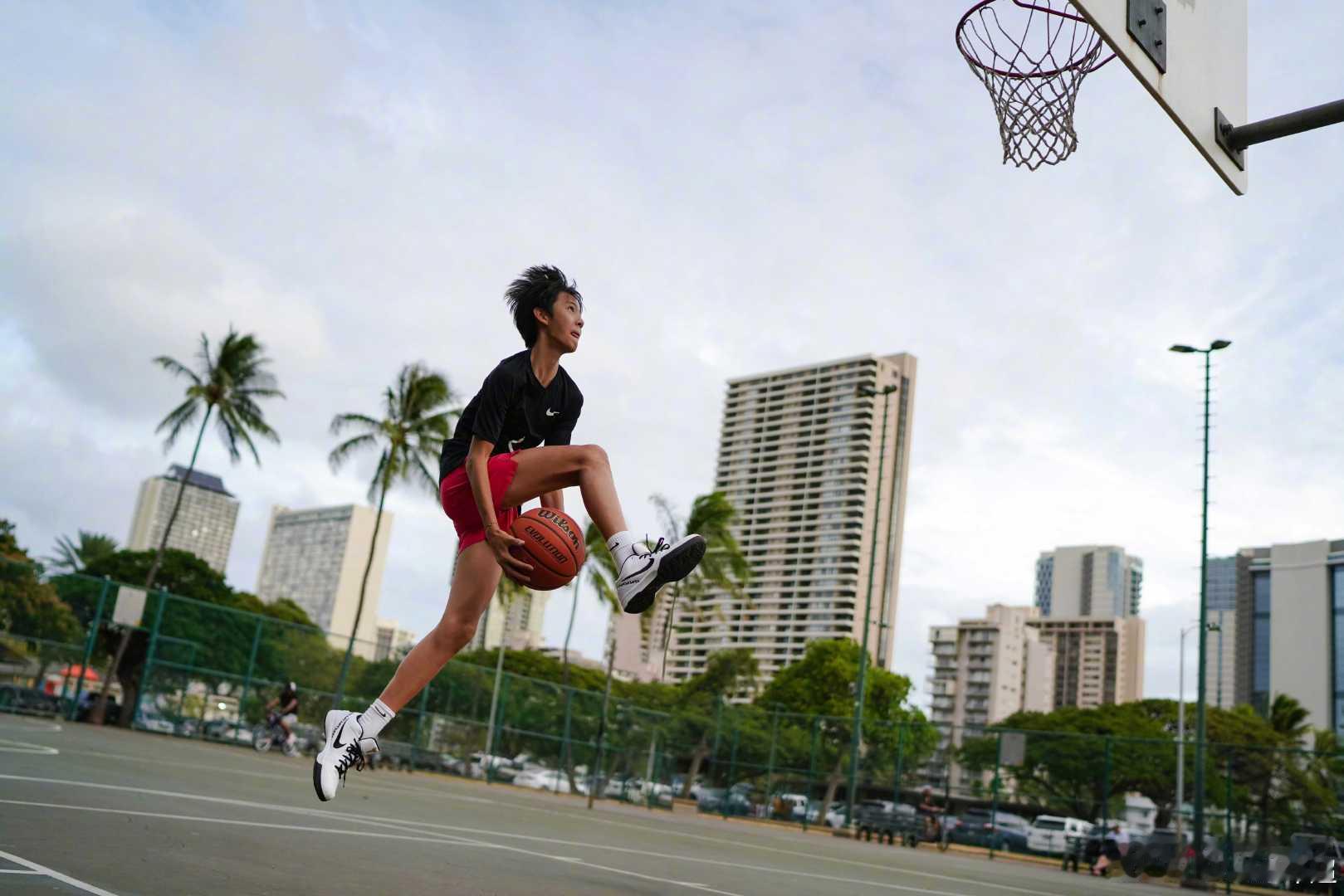 邓超晒照为儿子庆生，等等抱着球起跳腿又细又长，又瘦又有少年感 