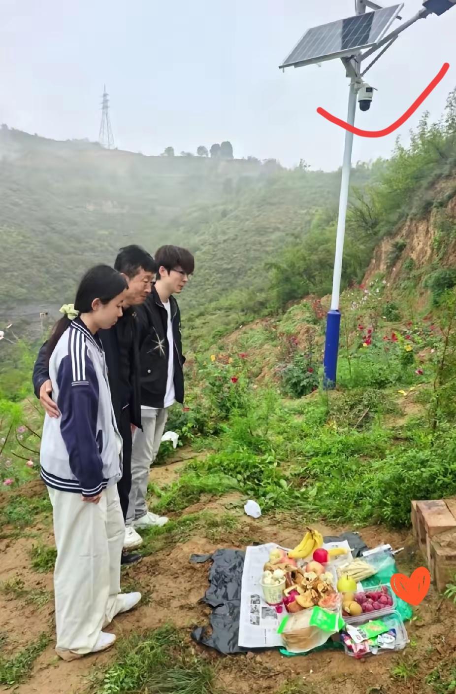 见过太多快餐式爱情，直到看见这个男人在坟前做的事
 
真的被这个男人戳中泪点了！