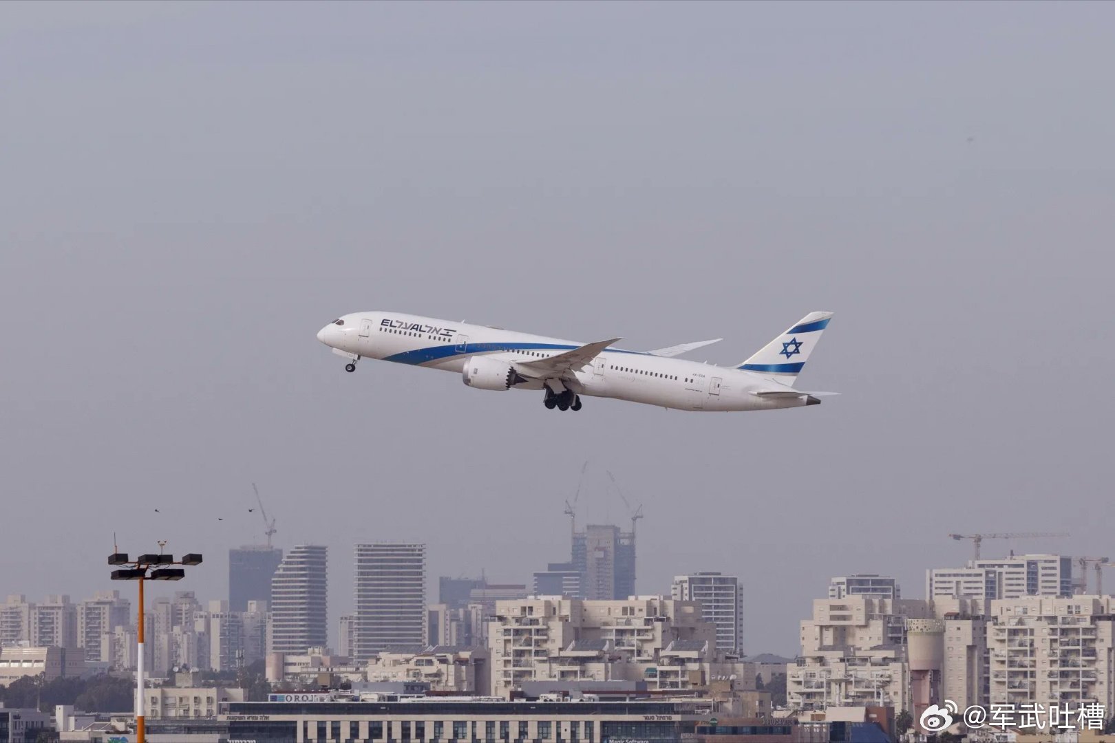 以色列国家航空公司正在从以色列机场撤离所有飞机，不过我认为伊朗还不至于去攻击民航