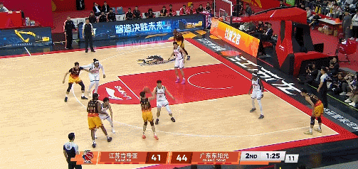 江苏男篮vs广东男篮 上个回合小崔成功干扰亨特，下个回合老六对小崔完成颜射 