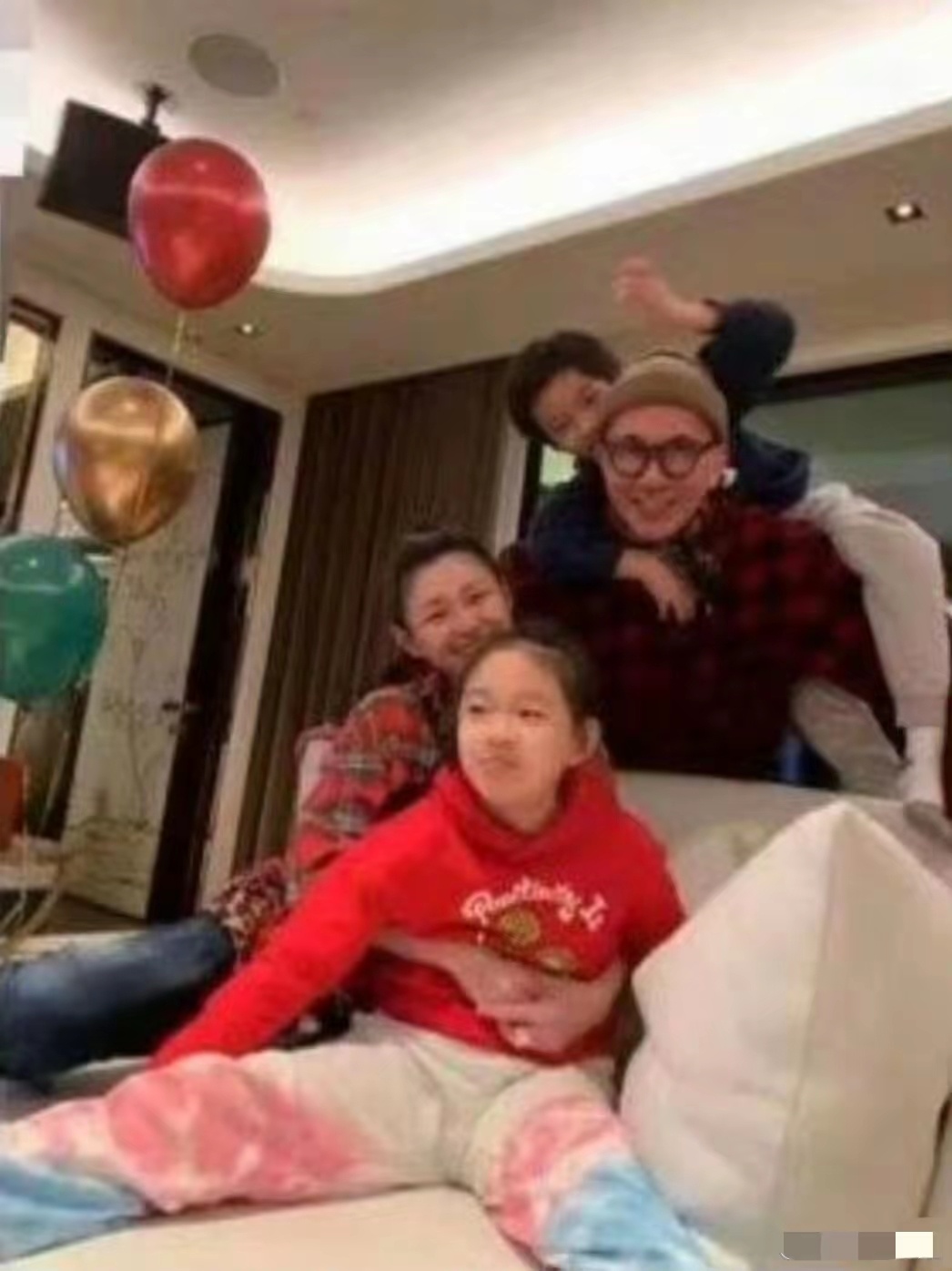 大s原本吃荤，后来她家狗生重病，她许愿吃多久的素，后来狗没事了就改吃素了。她后来
