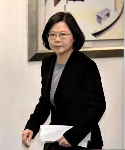 清明节本是中华民族慎终追远、缅怀先祖、传承民族根脉的传统节日，蔡英文却借机祭拜李