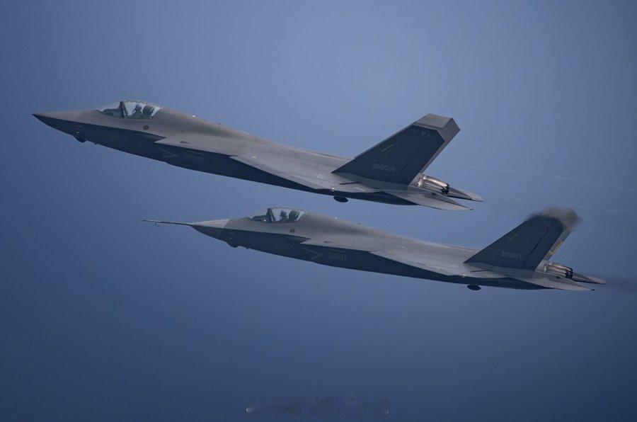 2架歼-35原型机3501+3506参加阅兵飞行训练 ​​​