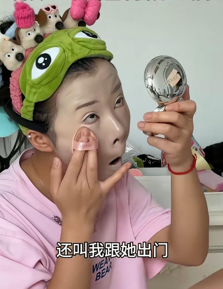 女子化妆像刮腻子，粉底液涂这么厚，脸上跟脖子形成了两种肤色，一白一黑非常明显，化