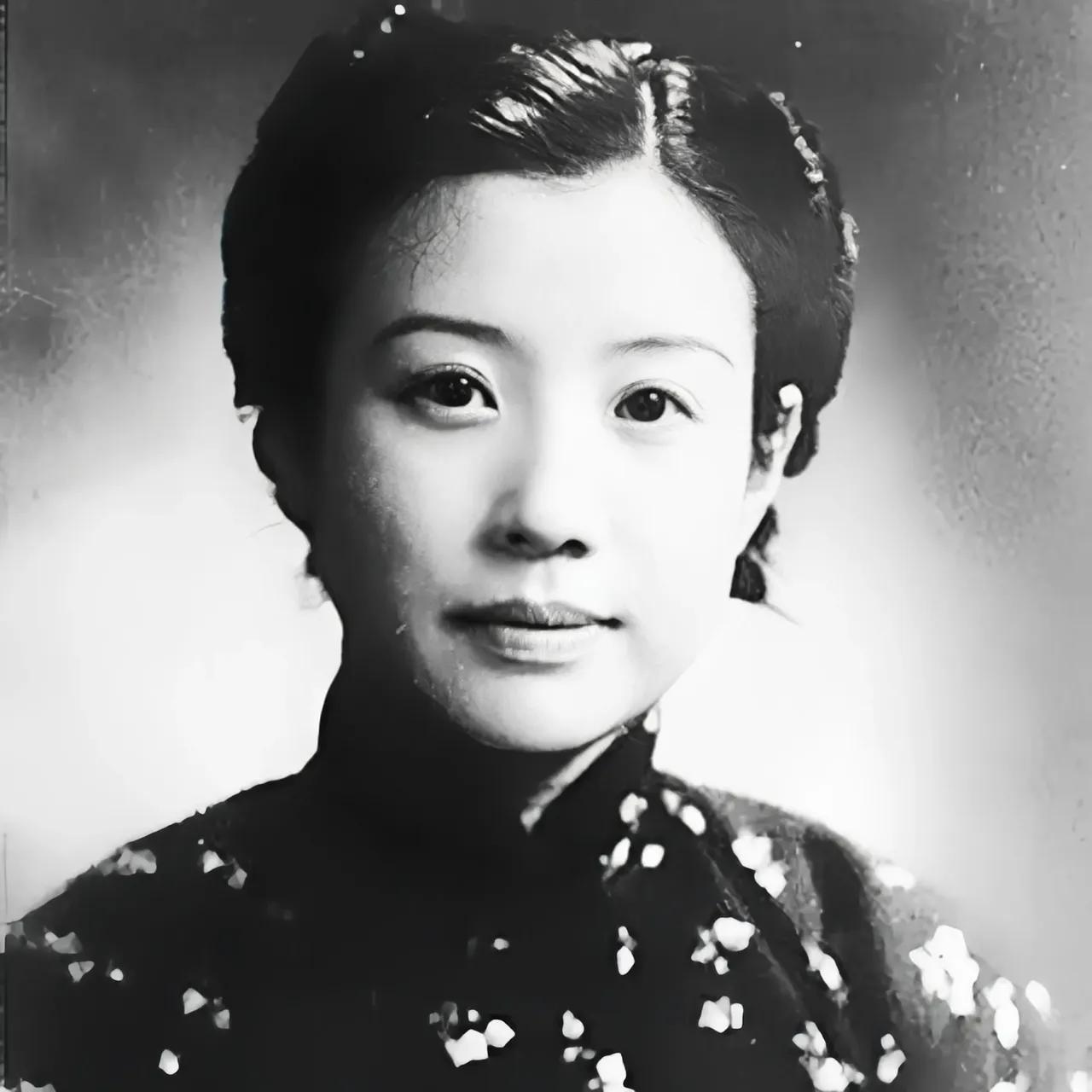 1922年，黄金荣告诉妻子林桂生："我要娶露兰春，你交出正室之位和家里的财政大权