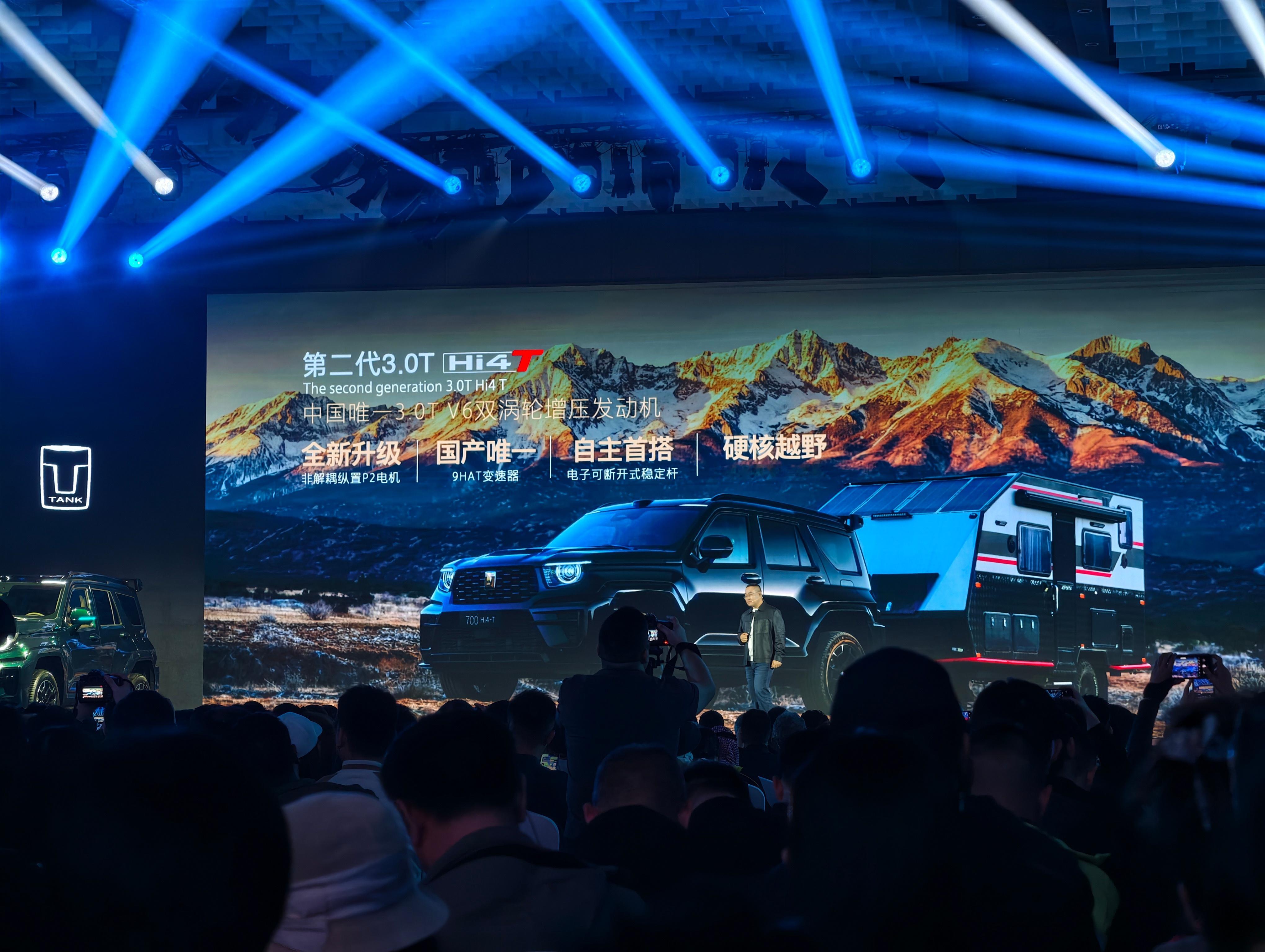 全新坦克700敦煌青配色真的不赖，“瑞麟之眼”旋转开合激光大灯，260米的照射距