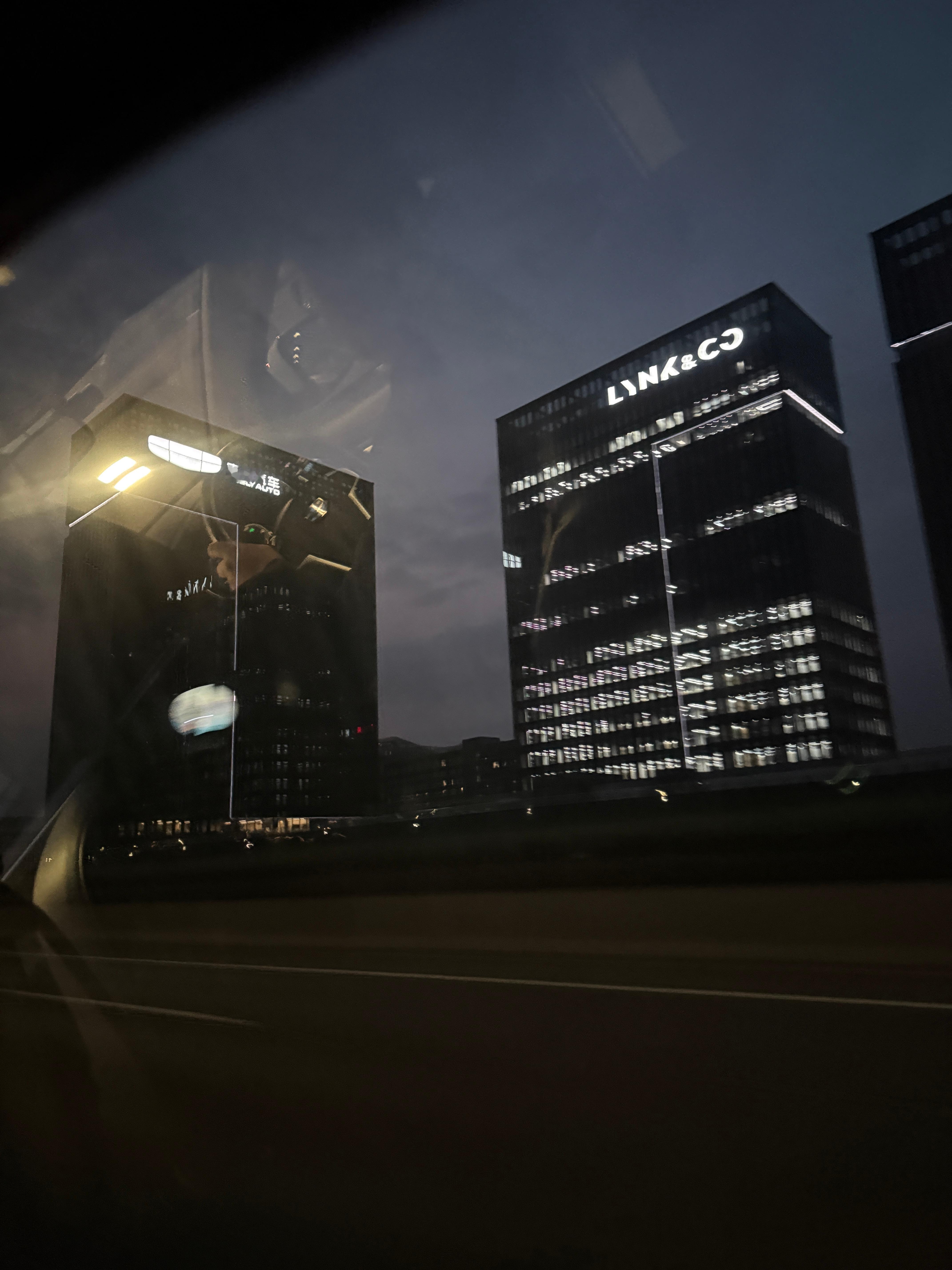 路过吉利和领克的办公楼 毕竟杭州大本营～ 