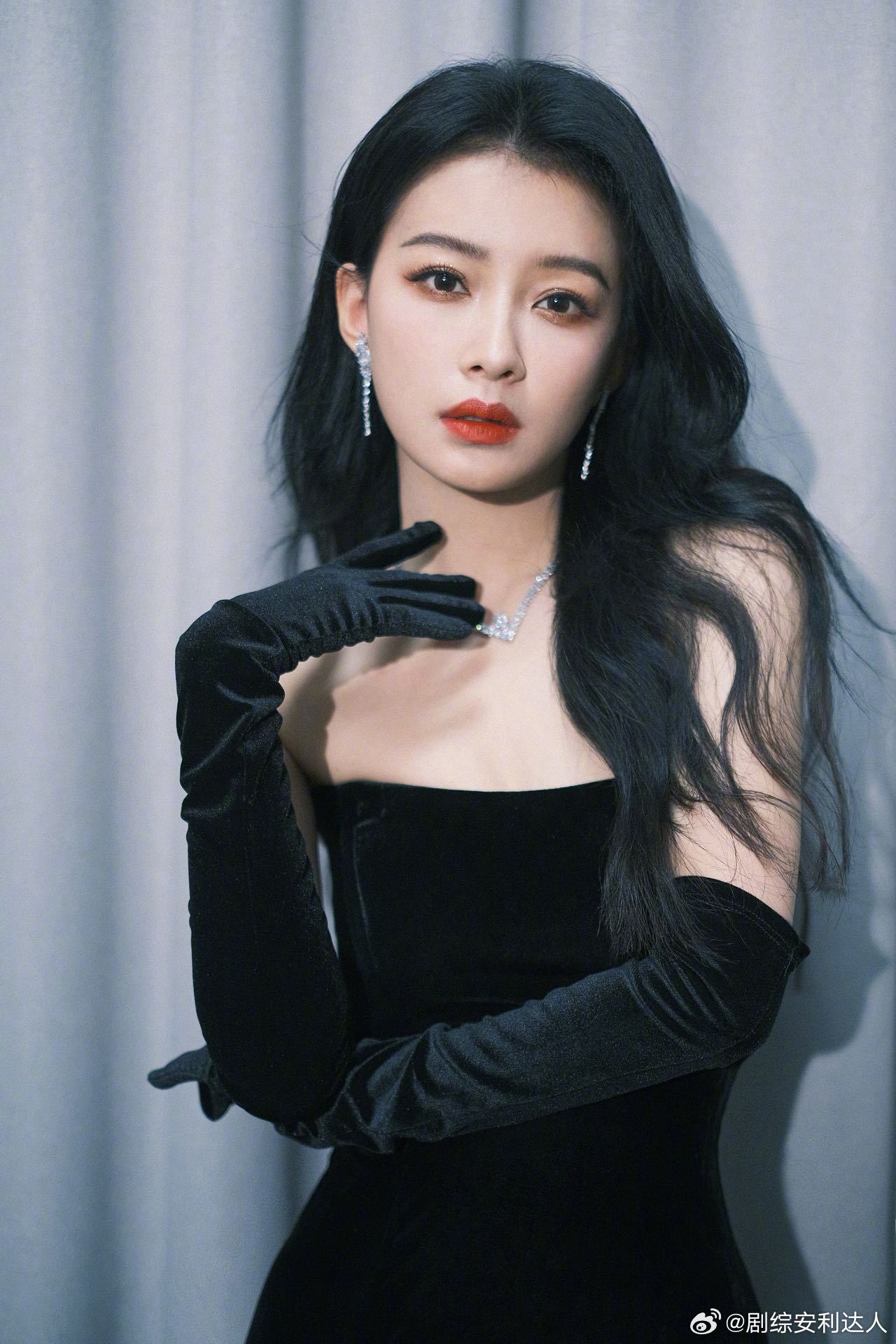 孙怡唱歌会跑调但不会跑掉孙怡乘风把唱跳当个事办 孙怡此前唱歌总跑调，自带笑点，自