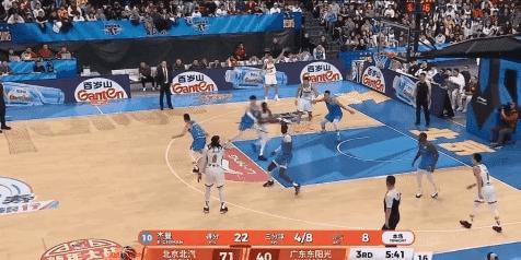 萨姆纳暴力隔扣，展现身体天赋，扛着广东前进




广东惨败北京，但是这比赛让萨