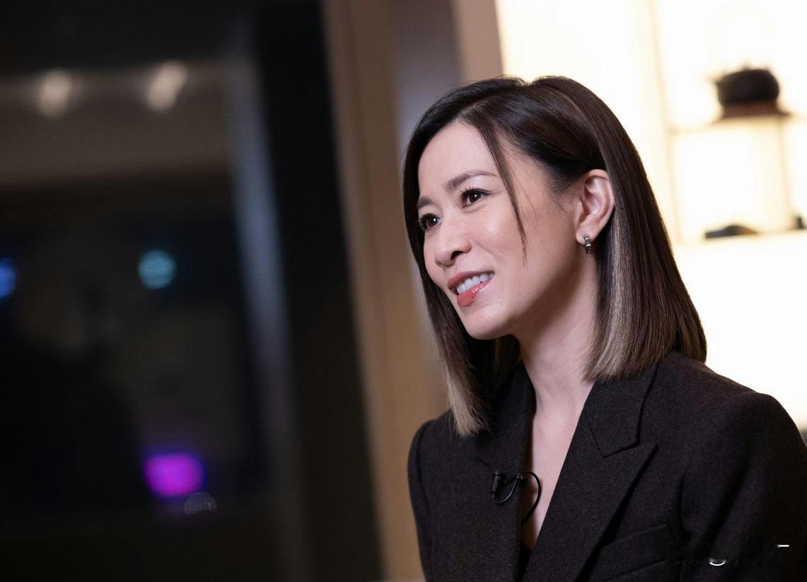 咱就是说，谁能想到现在的三届视后佘诗曼也有这么惨的时候！刚出道就被骂“鸡仔声”，