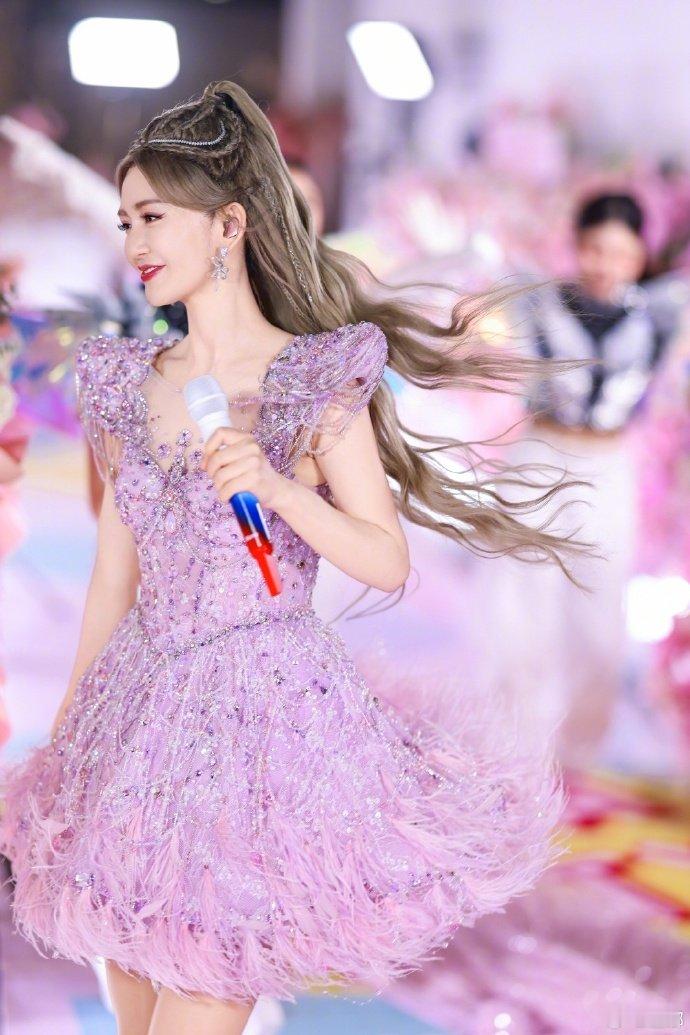 谢娜晒演唱会照谢娜晒演唱会造型 谢娜晒演唱会造型啦~ 